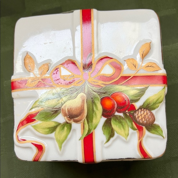 CERAMIC CHRISTMAS PRESENT
CANDY DISH - Picture 4 of 9